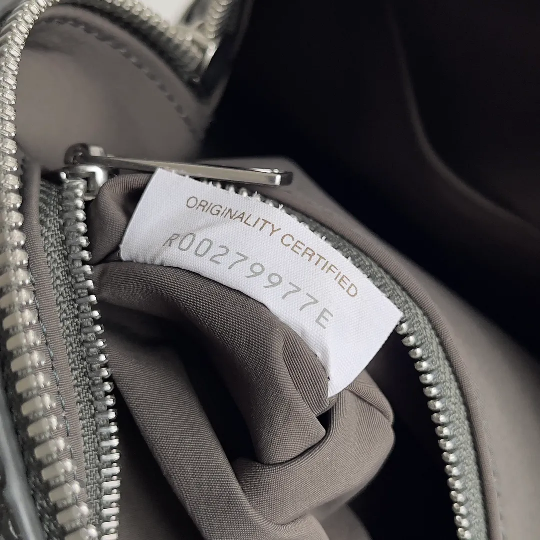 Batch 1260 BOTTEGA VENETA 2024 new INTRECCIATO classic toiletry bag, the choice of discerning people. The low-key luxury quality is the interpretation of its brand. If you like low-key BV, it is the first choice~~ Style number: 729295 Size: 26*13*10cm